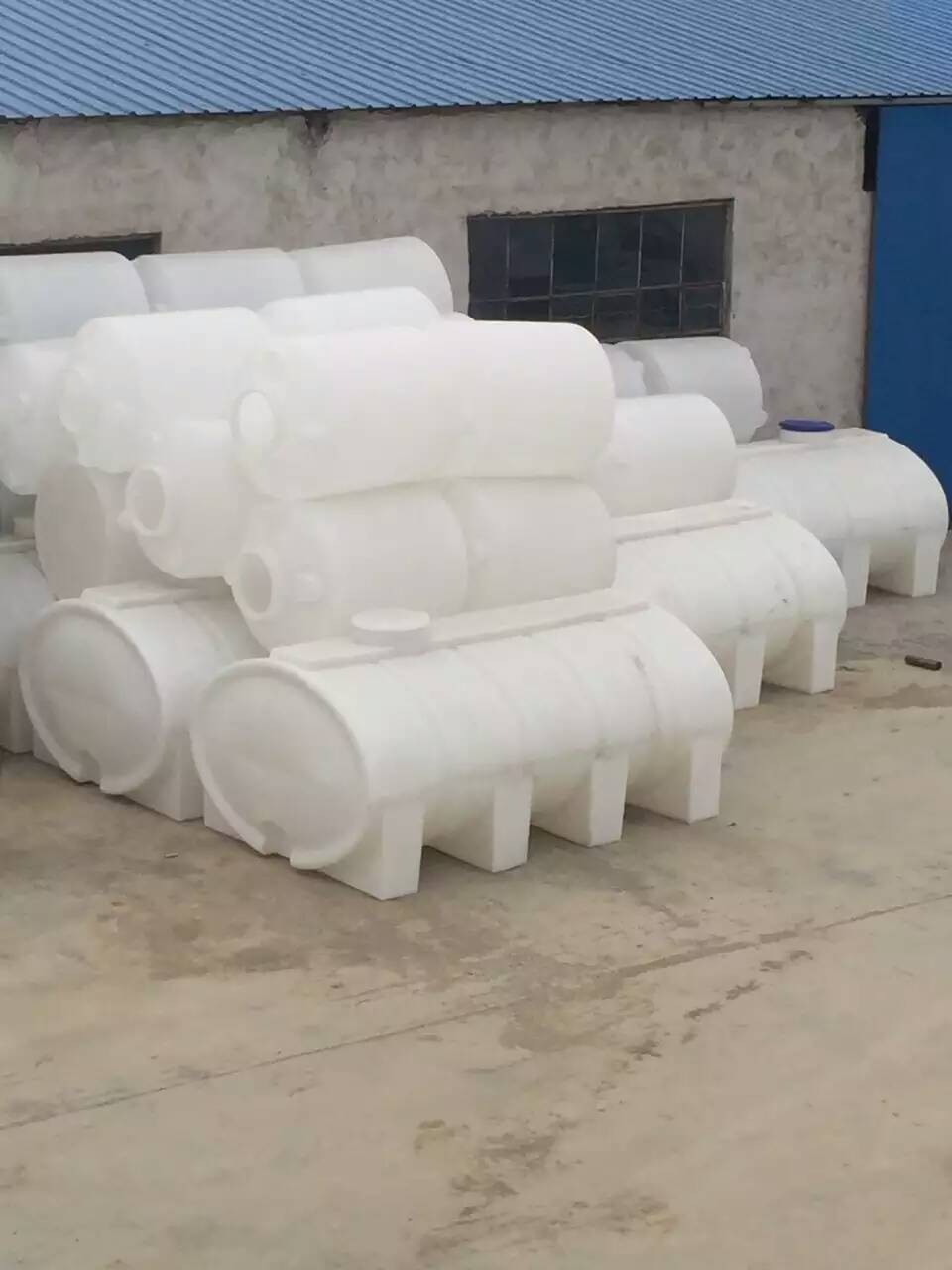 2吨卧式塑料水桶